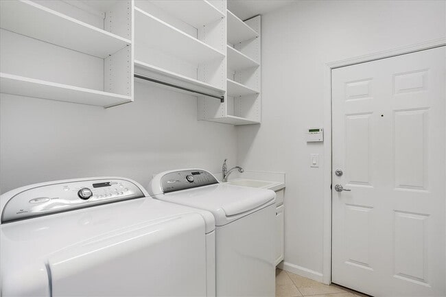 Building Photo - Beautiful Townhome in Vizcaya