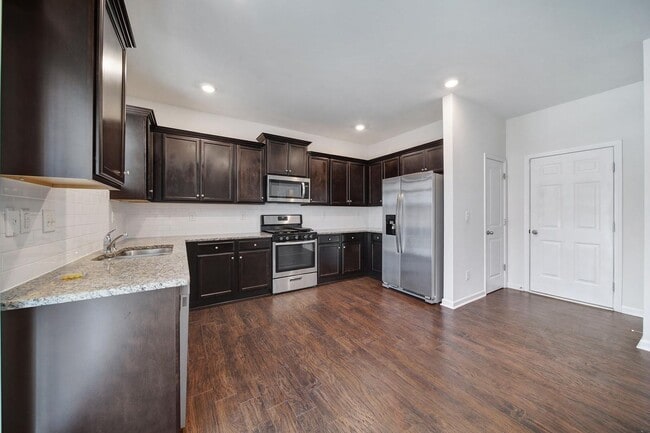 Building Photo - Beautiful 4 Bed 2 and a Half Bath Home in Charlotte!