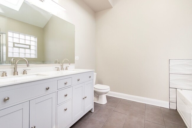 Building Photo - South Shore Stunner – 1,700 SQ FT, Master ...