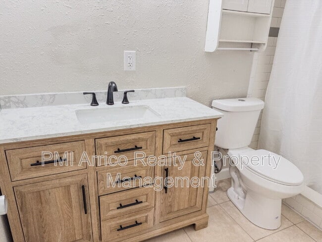 Building Photo - 818 Bayview Dr