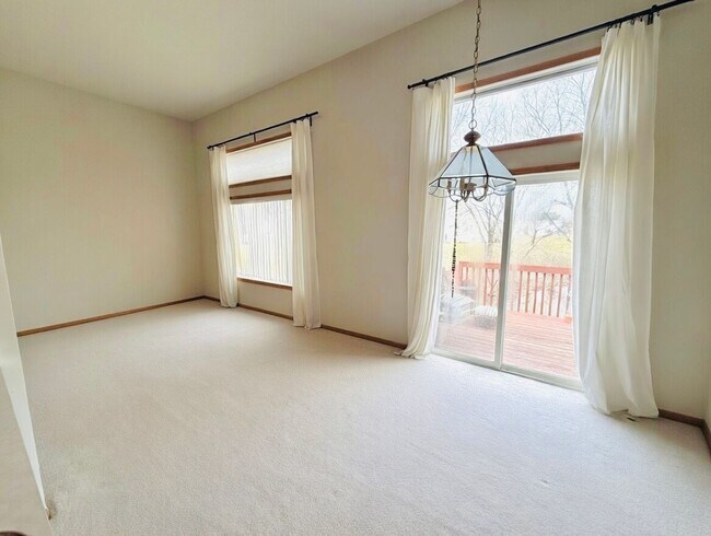 Building Photo - Great 2 Bedroom Townhome in Prime Apple Valley Location!   W’Finished Basement