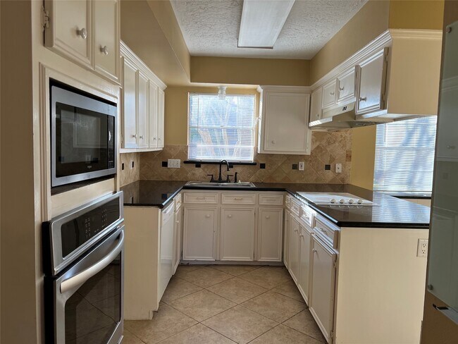 Building Photo - 28801 Holly Hill Dr