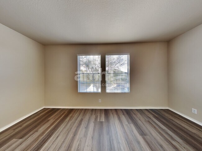 Building Photo - 114 Fontana Albero