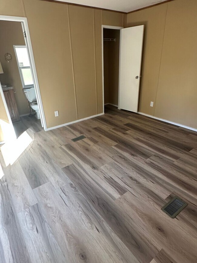 Building Photo - Country Living Charmer