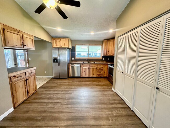 Building Photo - Pet-Friendly 4 Bedroom Home with Fenced Yard & Air Conditioning