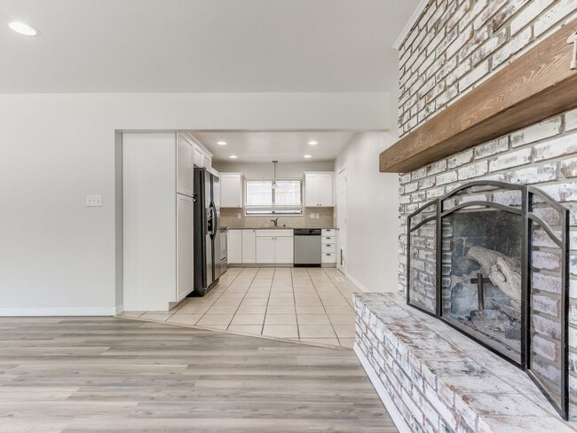 Building Photo - 3 Bedroom 1 Bath Home w/ 2 car garage in Shawnee