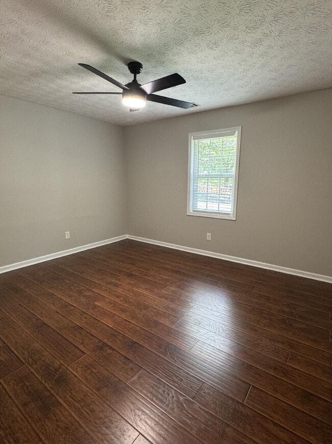 Building Photo - Spacious 3 Bed / 2 Bath Ranch in Establish...