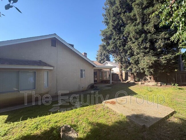 Building Photo - 5936 W Oak Ave