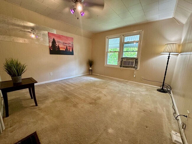 Building Photo - 3 bed, 1.5 bath home for rent in Waterloo