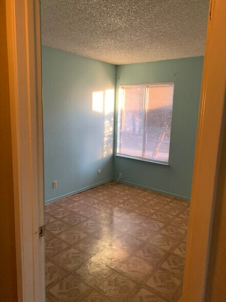 Building Photo - 450 S Argyle Ave