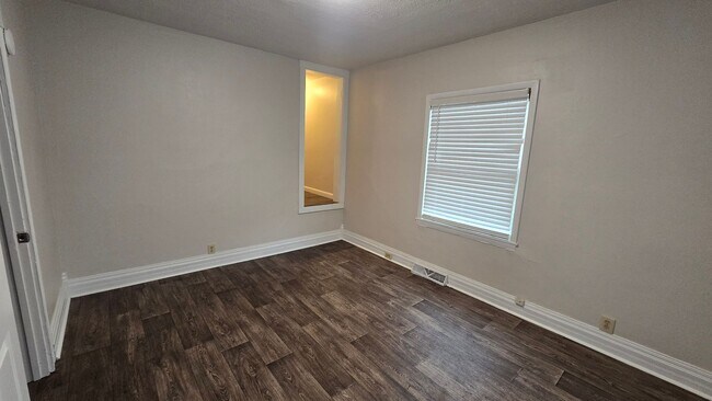 Building Photo - Spacious 4 Bed, 1.5 Bath! ($300 Off Move In Rent! Move in by 1/31!)