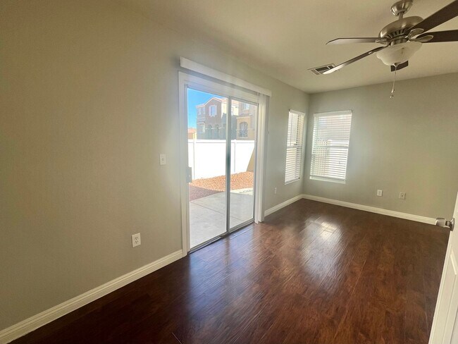 Building Photo - **$800 OFF MOVE IN BY 11/14/25**Spacious T...