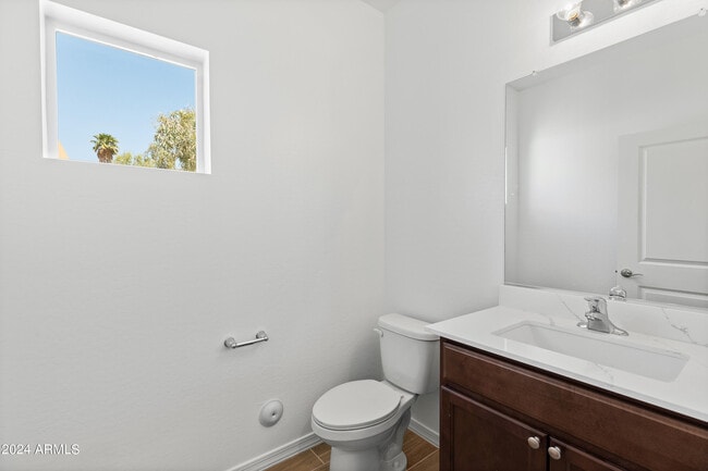 Building Photo - 2842 E Tracy Ln