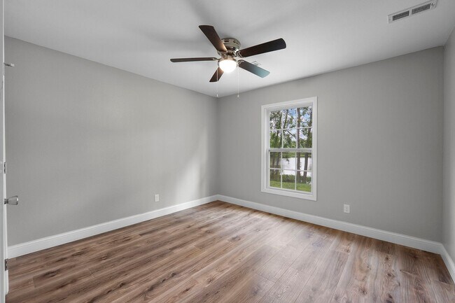 Building Photo - 424/426 E. Deerwood Dr