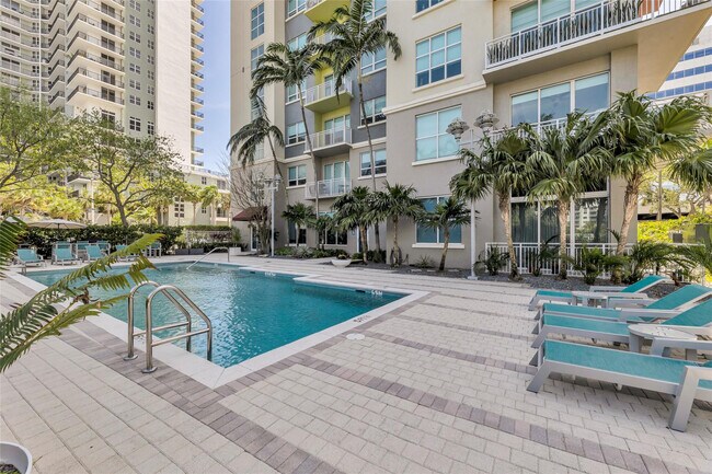 Building Photo - 313 NE 2nd St