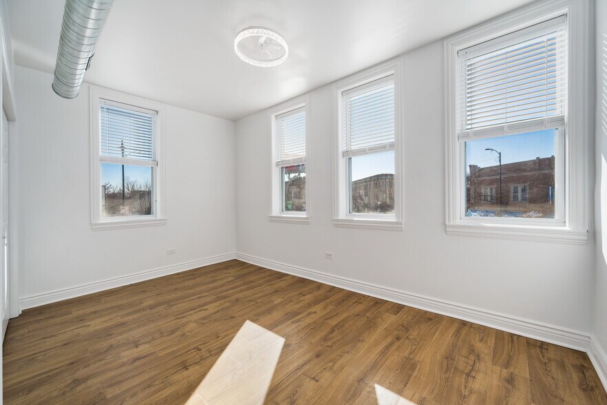 Building Photo - 4001 N Elston Ave