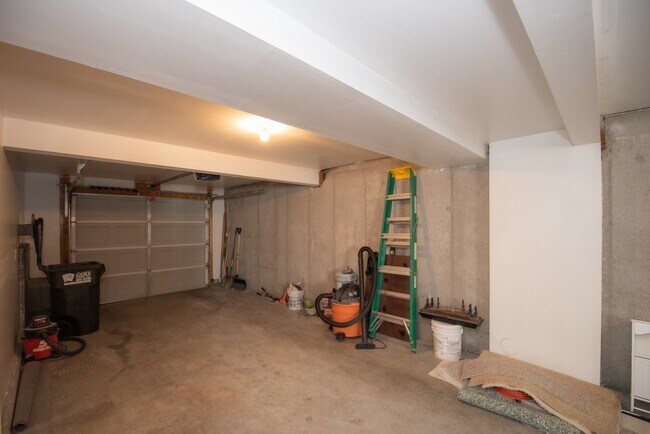 Building Photo - Beautiful Townhome in Great Location!