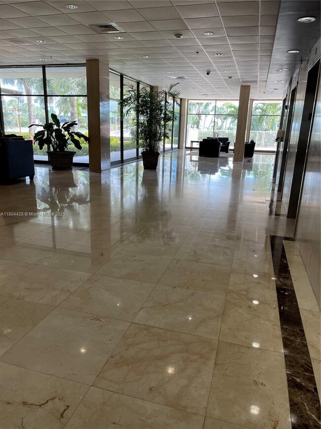 Building Photo - 400 Kings Point Dr