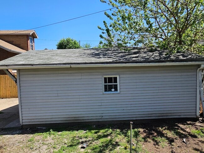 Building Photo - 314 E McClure Ave