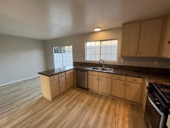 Building Photo - Beautiful 3 Bedroom + 1.5 Bath Townhouse in highly desirable Briarcliffe community!