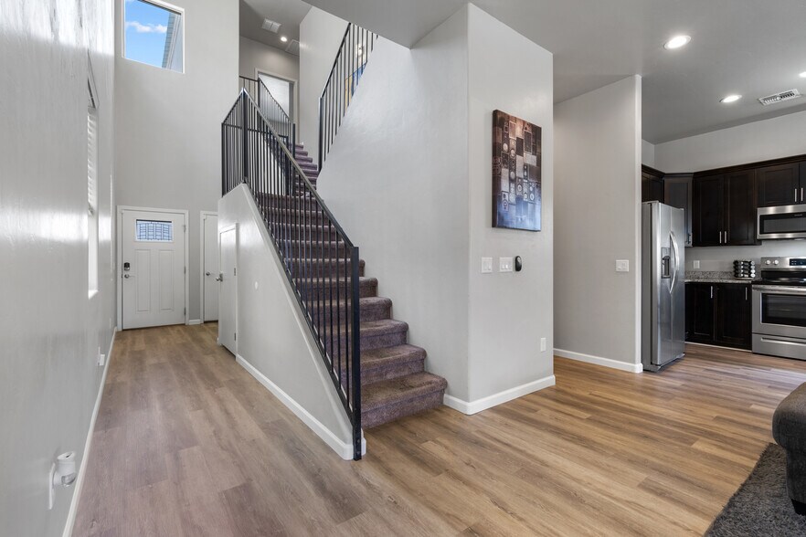Building Photo - 156 E Stone Ct