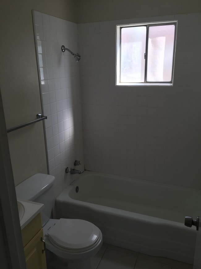 Building Photo - 427 Stanford Dr SE