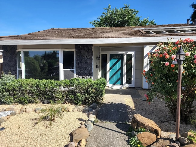 Building Photo - 440 Willamette Dr