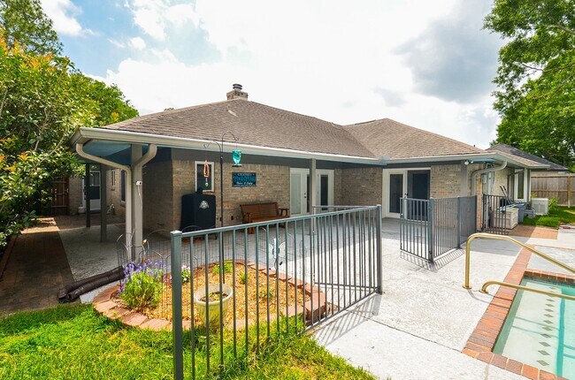 Building Photo - 827 Millpond Dr