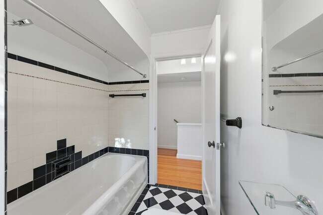 Building Photo - Spacious 2 Bed, 2 Bath Home