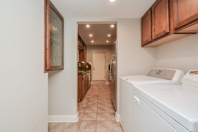 Building Photo - 13859 Hollowgreen Dr