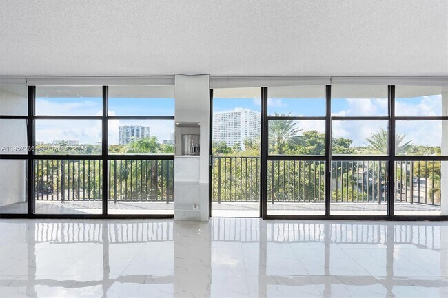 Building Photo - 600 Parkview Dr