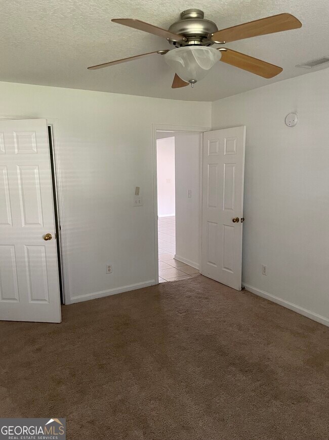 Building Photo - 208 Royal Palms Ave