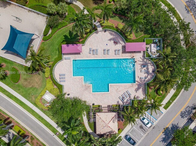 Building Photo - 2098 Madeira Dr