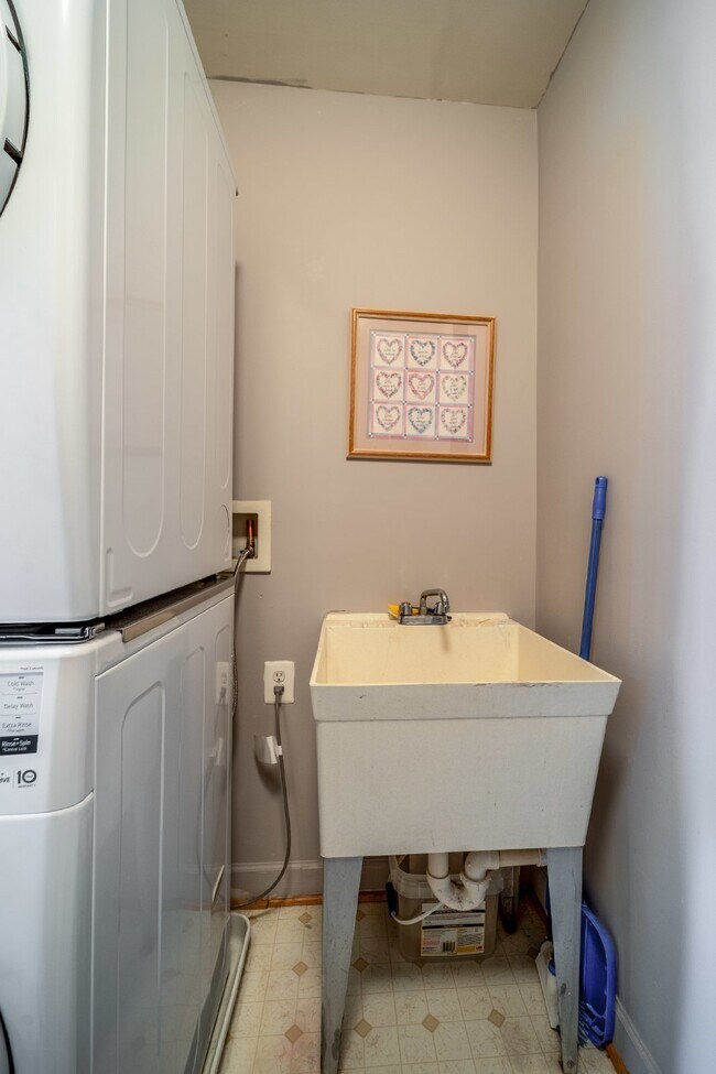 Building Photo - Bright and Modern Home with Prime Commuter...