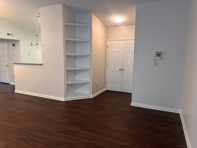 Building Photo - Cozy 2BR 2BA Condo in High Point