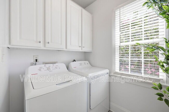 Building Photo - 223 Kinvara Ct
