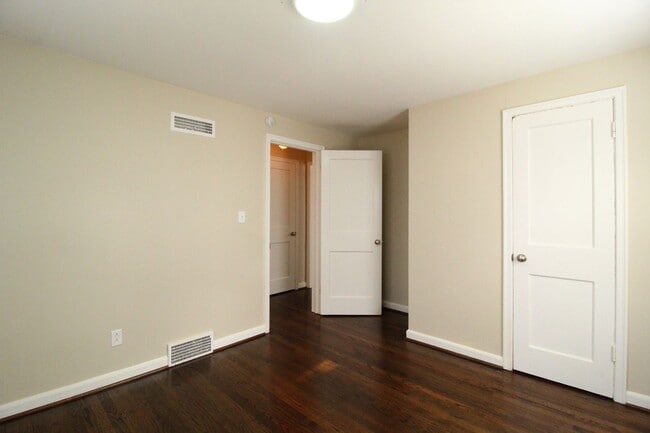 Building Photo - February FREE On This 1 Bedroom 1 Bath Duplex in Navy Hill Area in Olathe