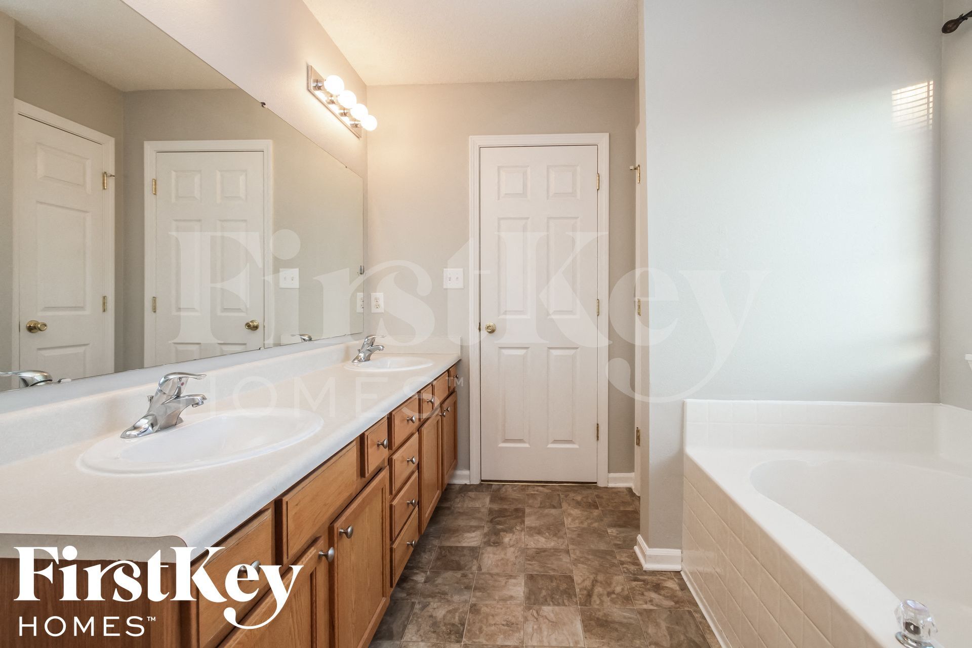 Building Photo - 1403 Round Lake Rd