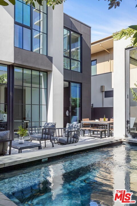 Building Photo - 8890 Rosewood Ave