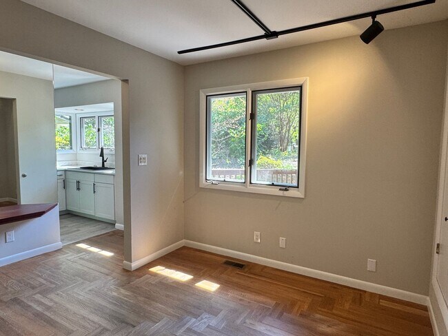 Building Photo - 1 Bedroom, 1 Bathroom Townhouse in High Point!