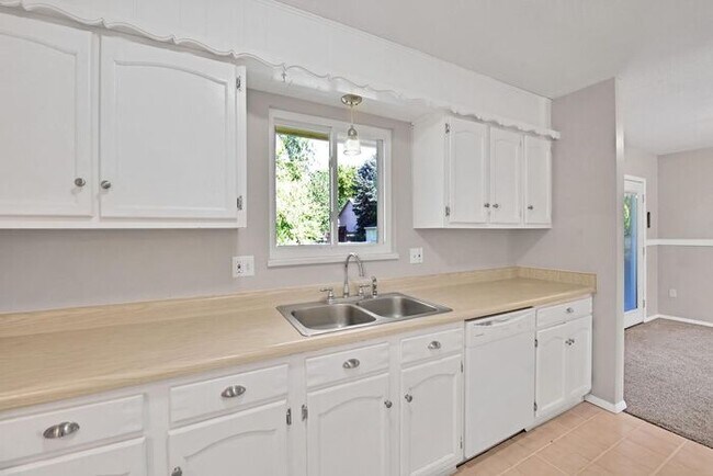 Building Photo - Spacious 5-Bedroom Home in Paradise Hills – North Grand Junction