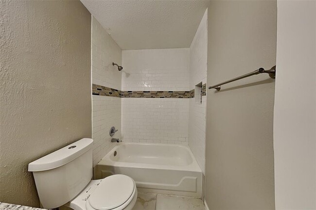 Building Photo - 2615 Silver Falls Dr