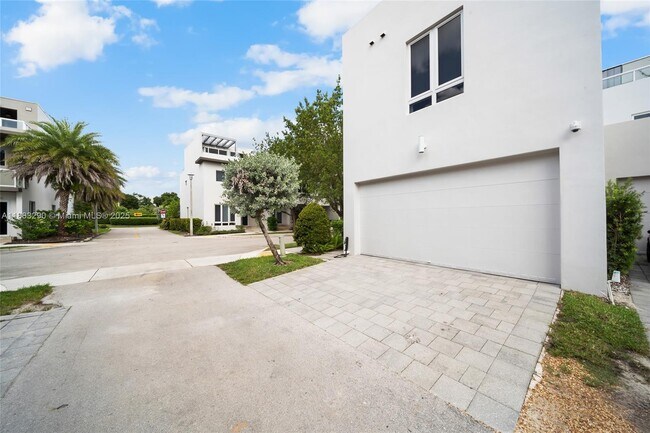 Building Photo - 10560 NW 64th Terrace