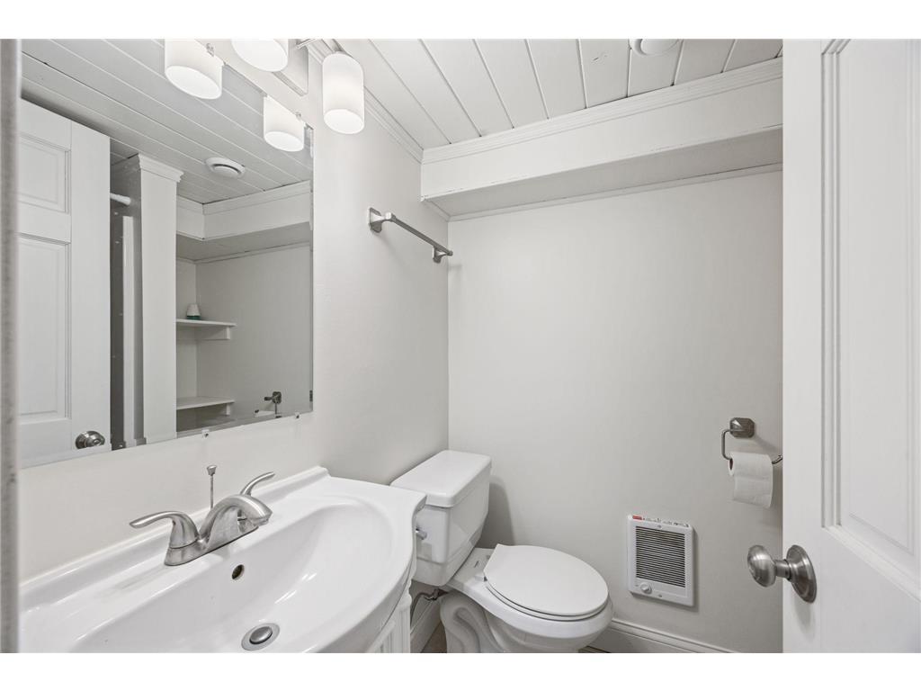 Building Photo - 210 Warwick St SE