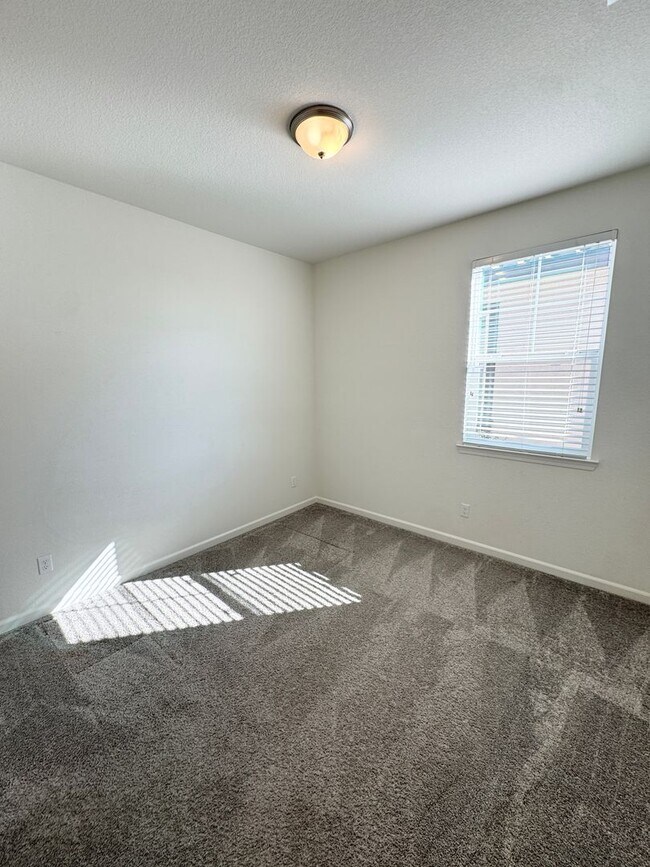 Building Photo - 3 Bed / 2.5 Bath Solar Home with Patio – Roseville – Available Now SEE VIDEO