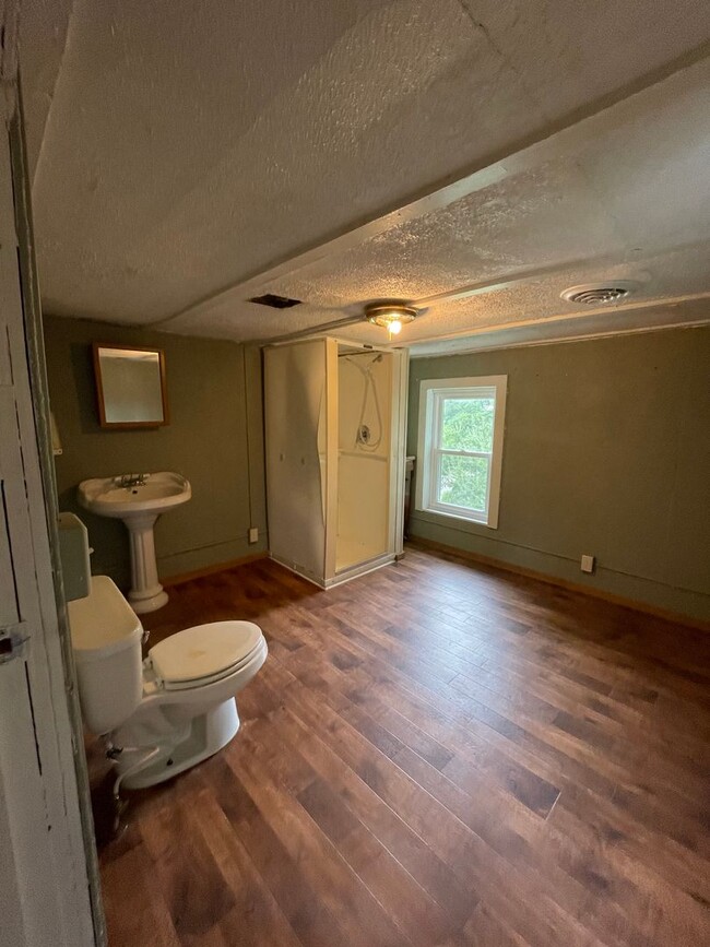 Building Photo - Four Bedroom Available August in Delphi