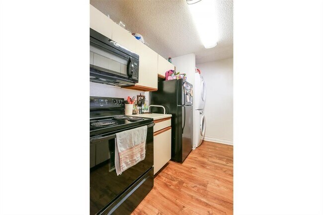 Building Photo - 912 W 22nd St