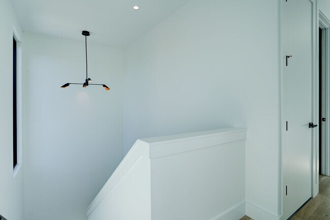 Building Photo - Spacious 3-Bedroom, 2.5-Bath Contemporary ...