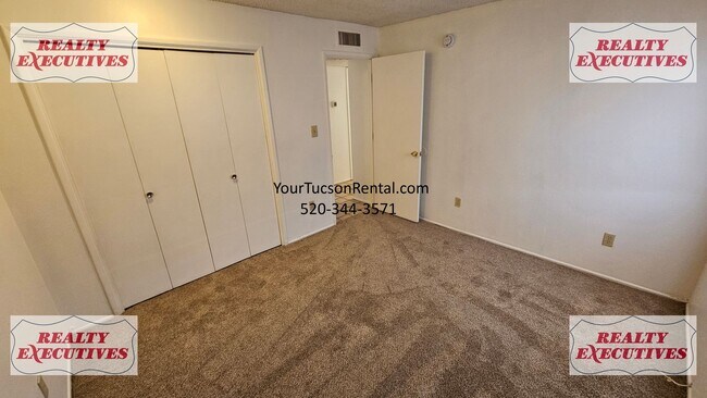 Building Photo - Fort Lowell & Campbell 2/1 - A/C and all appliances