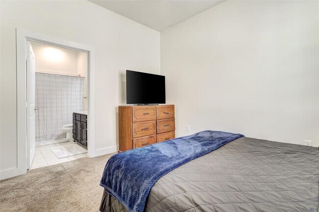 Building Photo - 2400 Louis Henna Blvd